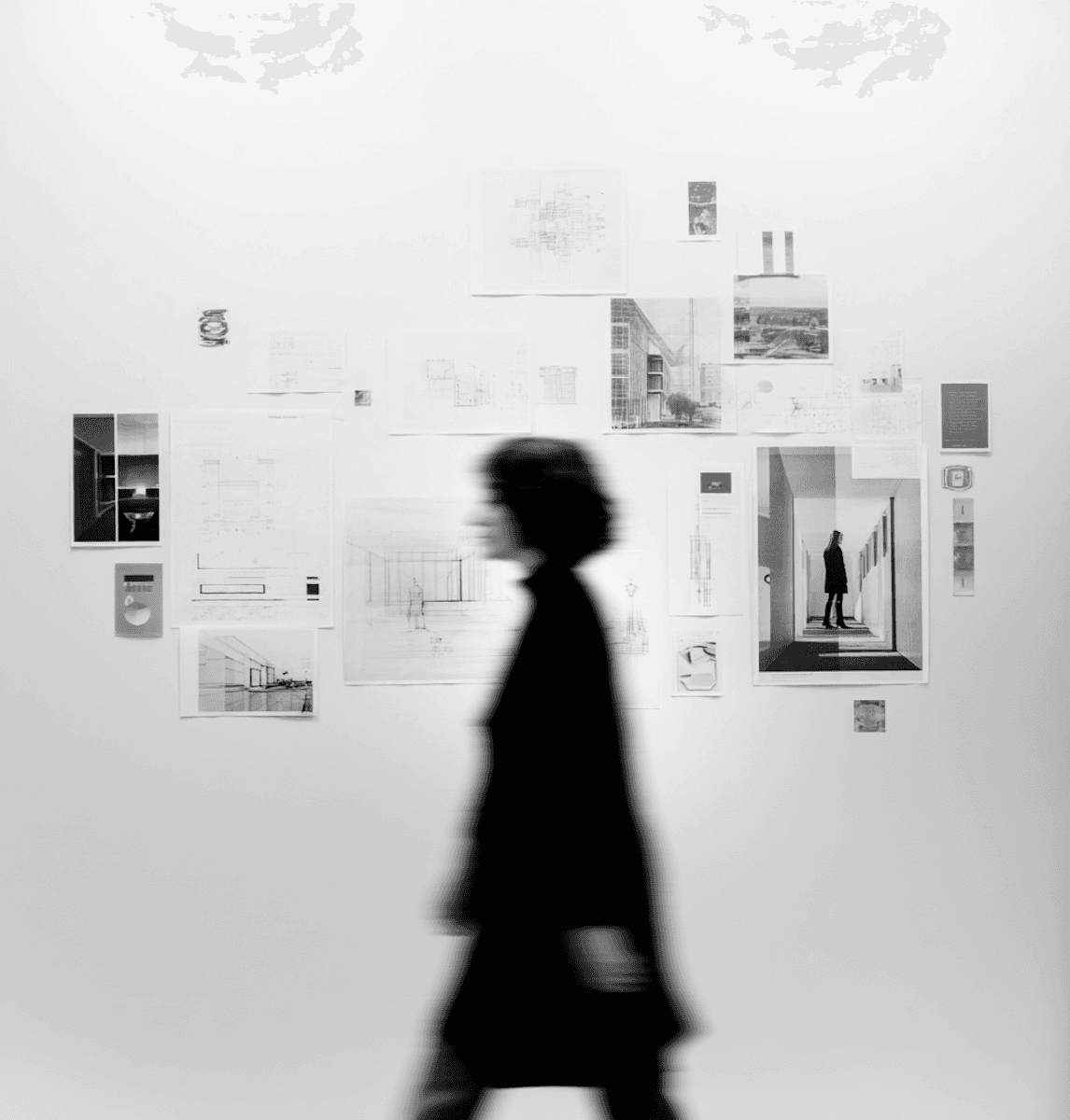 Une femme marchant dans un bâtiment